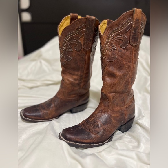 Like new Vintage style cowgirl boots. Worn a handful of times. - Picture 2 of 4